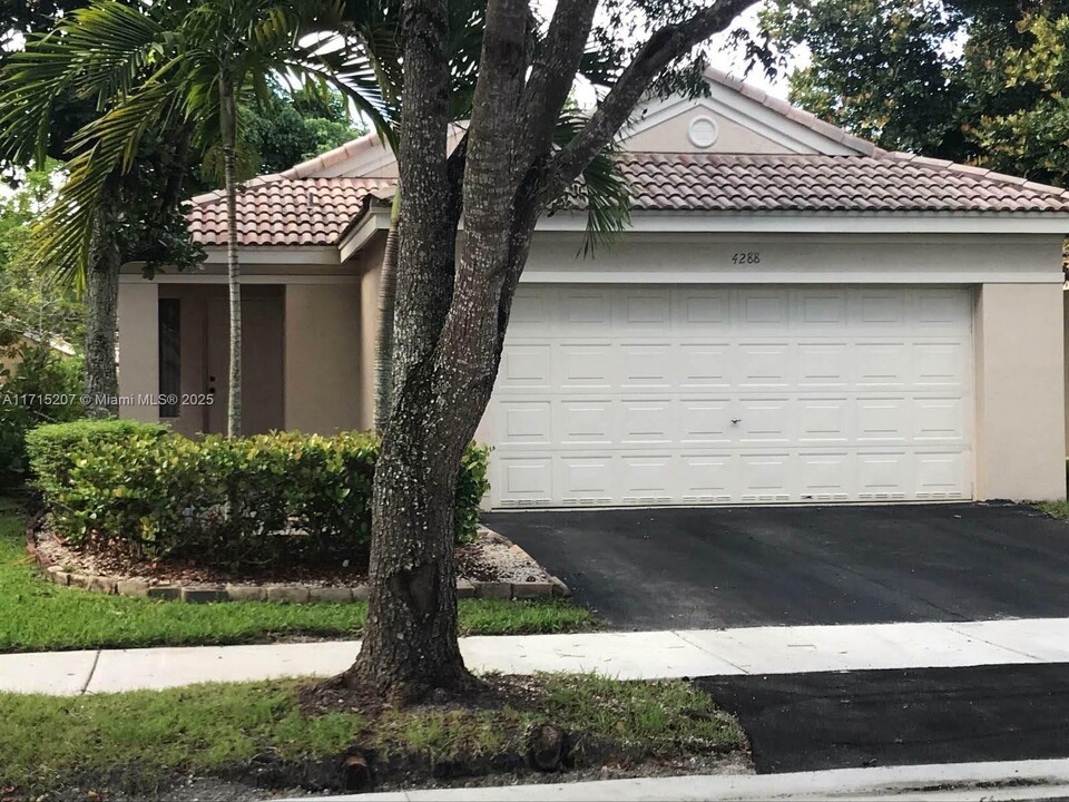 4288 Greenbriar Ln in Weston, FL - Building Photo