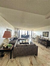 4000 Towerside Terrace, Unit 2107 in Miami, FL - Building Photo - Building Photo