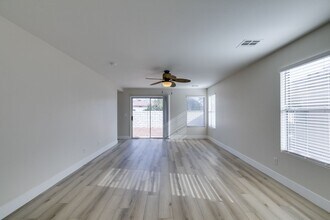 7864 Nesting Pine Pl in Las Vegas, NV - Foto de edificio - Building Photo