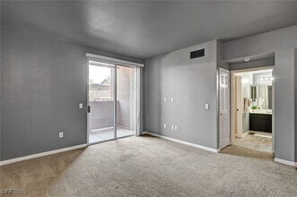 231 W Horizon Ridge Pkwy in Henderson, NV - Building Photo - Building Photo