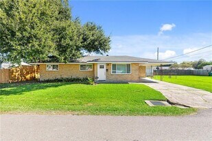 542 Marino Dr in Norco, LA - Building Photo