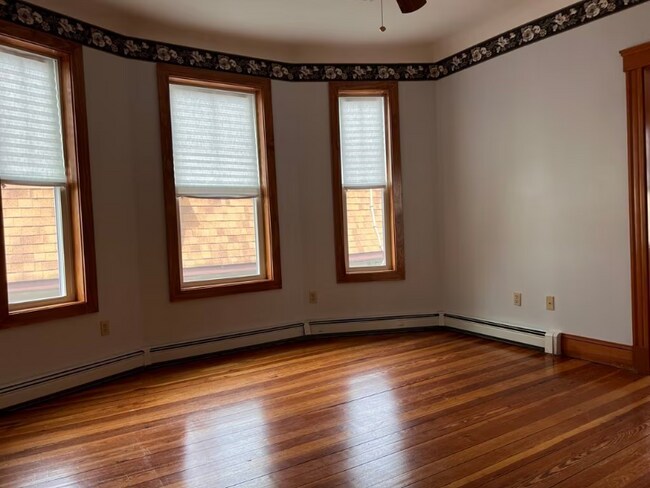 18 Houghton St in Somerville, MA - Building Photo - Building Photo