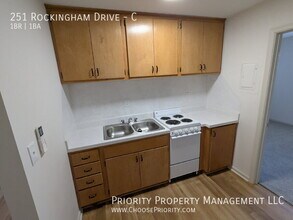 251 Rockingham Dr in Harrisonburg, VA - Foto de edificio - Building Photo