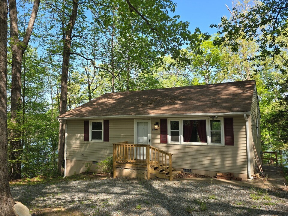 6308 Lakeshore Dr in Quinton, VA - Building Photo