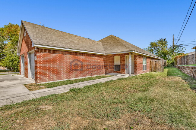 3203 Karen St, Unit # 3203 in Fort Worth, TX - Foto de edificio - Building Photo