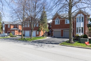 127 Brownstone Cir in Thornhill, ON - Building Photo