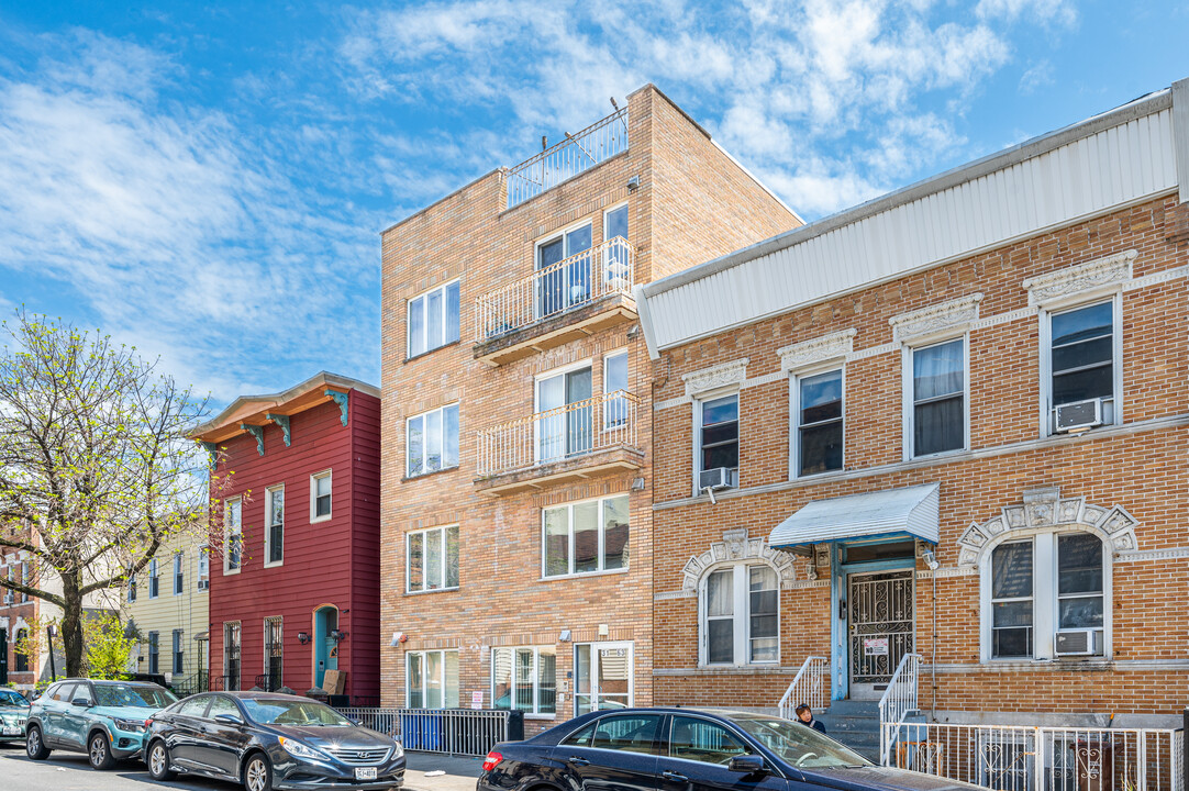 3163 38th St in Astoria, NY - Foto de edificio