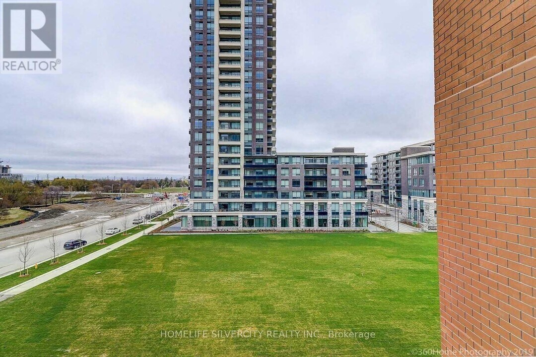 18 Uptown Dr in Markham, ON - Building Photo