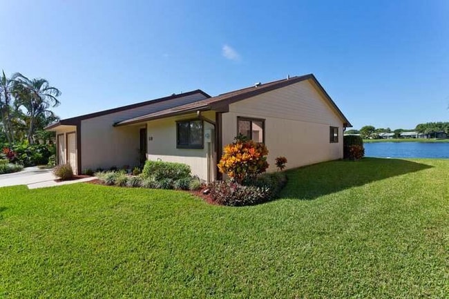 39 Mayfair Ln in Boynton Beach, FL - Building Photo - Building Photo