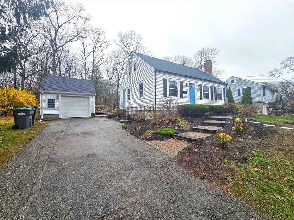 61 Ledgewood Rd in Dedham, MA - Building Photo