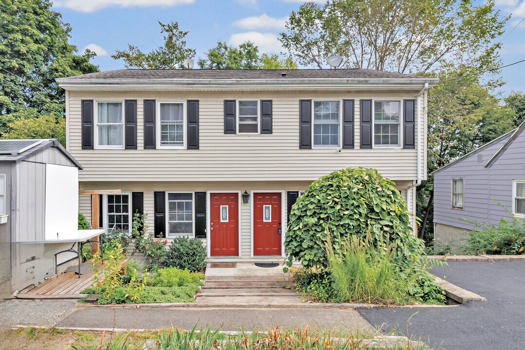 65 New St in Shelton, CT - Building Photo