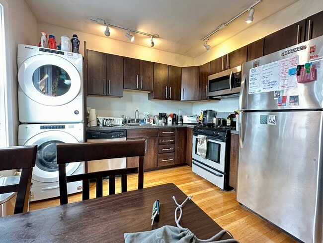 839 Parker St, Unit 2 in Boston, MA - Foto de edificio - Building Photo