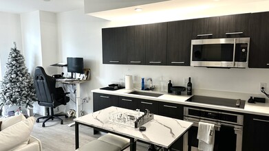 55 SW 9th St, Unit 3702 in Miami, FL - Building Photo - Building Photo