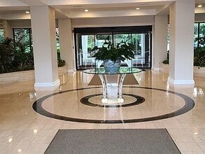 501 Slaters Ln, Unit 313 in Alexandria, VA - Foto de edificio - Building Photo