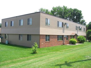 Canton Villas Apartments in Canton, SD - Building Photo - Building Photo