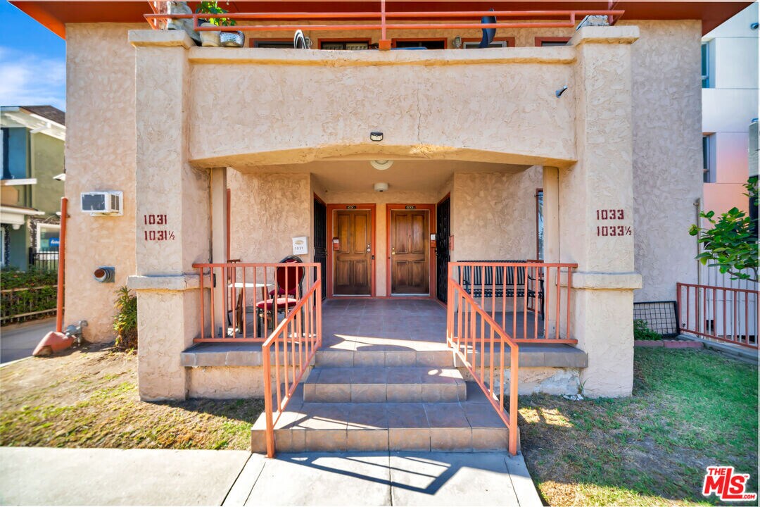 1033 N Edgemont St in Los Angeles, CA - Building Photo