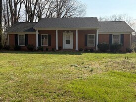 907 Ladd Rd in Waynesboro, VA - Building Photo