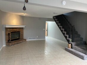 504 NE Brookwood Cir, Unit B in Blue Springs, MO - Building Photo - Building Photo