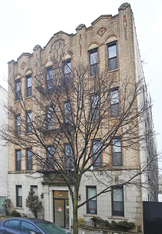 Landau Apartments in Brooklyn, NY - Foto de edificio - Building Photo