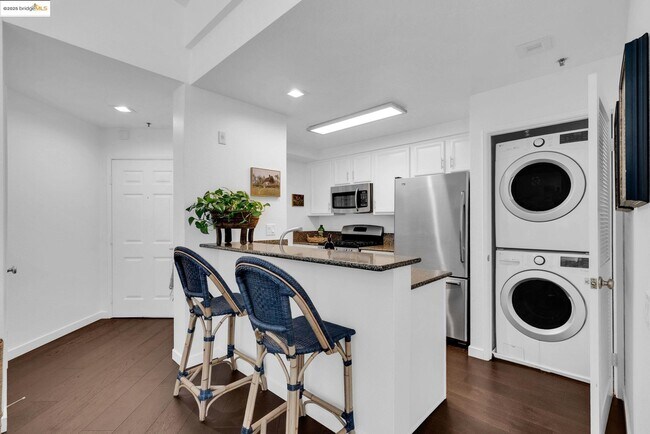 180 Caldecott Ln in Oakland, CA - Building Photo - Building Photo