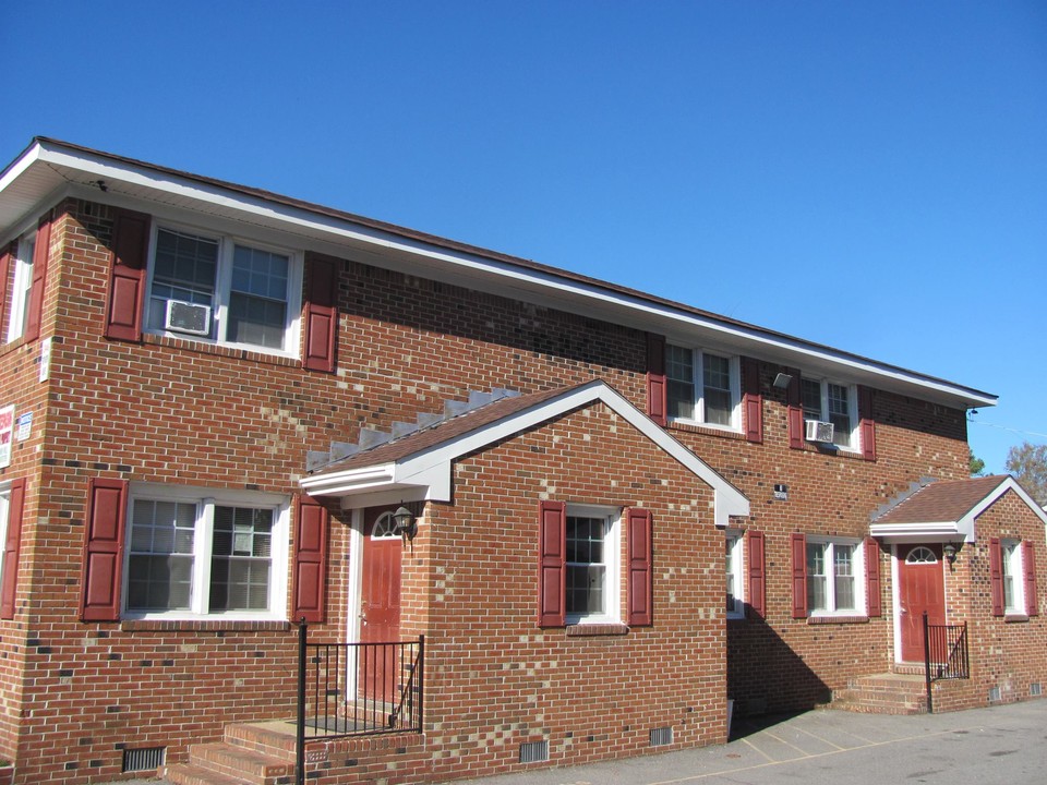 Oakdale Farms in Norfolk, VA - Building Photo