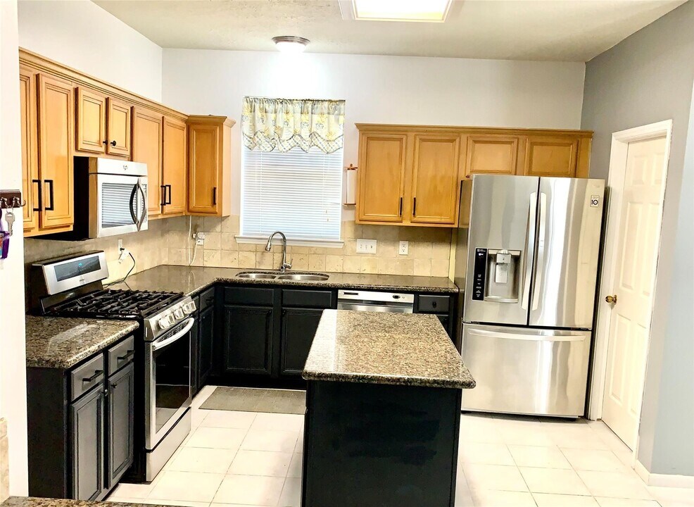 4019 Mission Valley Dr in Missouri City, TX - Building Photo