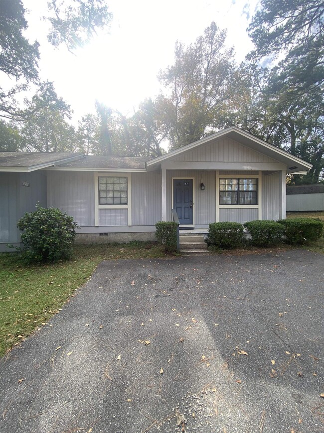 1537 Coombs Dr in Tallahassee, FL - Building Photo - Building Photo