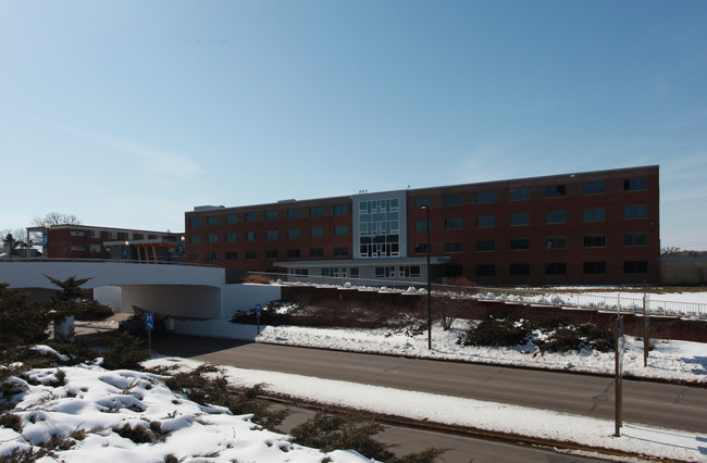 Wigen Hall in Menomonie, WI - Foto de edificio - Building Photo