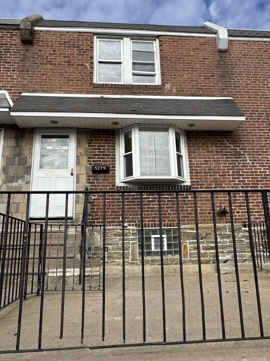 5274 Burton St in Philadelphia, PA - Building Photo