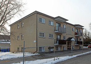200 Park Rd N in Oshawa, ON - Building Photo