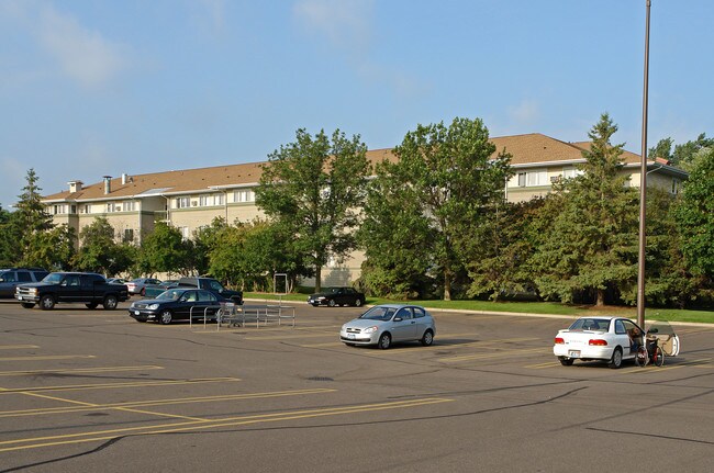 Brightondale in New Brighton, MN - Foto de edificio - Building Photo