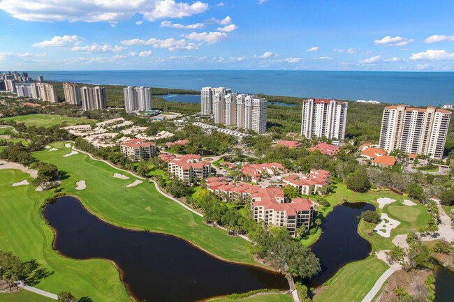 7032 Pelican Bay Blvd, Unit Pelican Bay in Naples, FL - Foto de edificio - Building Photo