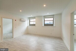 427 Monroe St in Philadelphia, PA - Building Photo