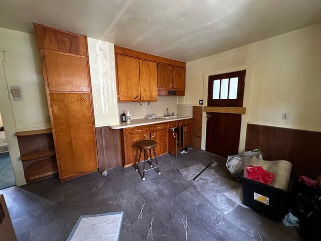 property at 434R Linden Ave