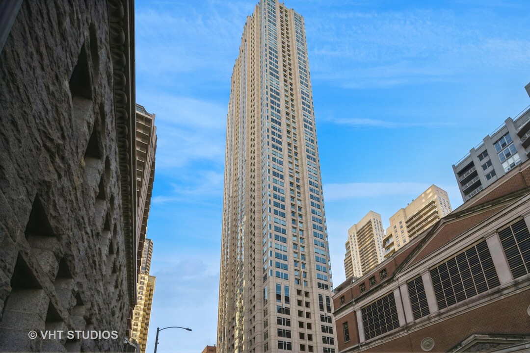 33 W Ontario St in Chicago, IL - Building Photo