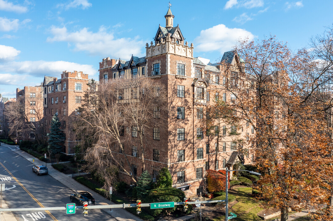 Broadpark Lodge in White Plains, NY - Building Photo