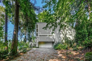 2914 E Lake Sammamish Pkwy NE in Sammamish, WA - Building Photo