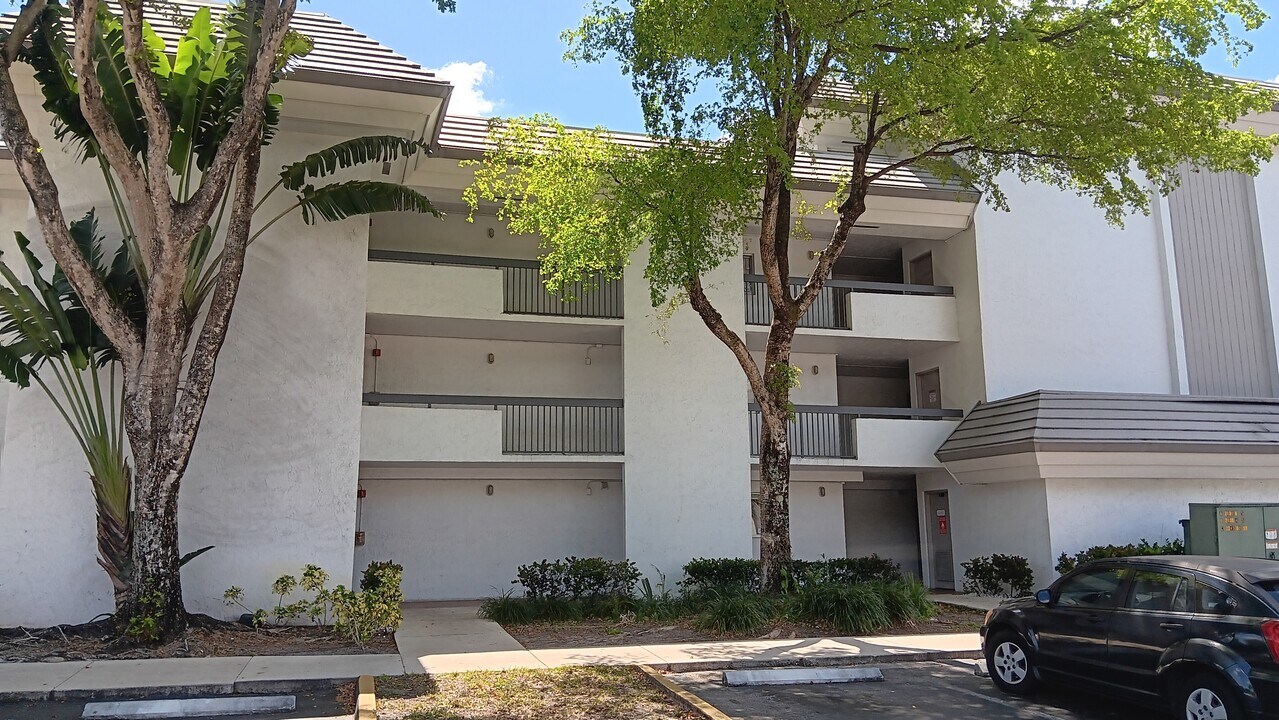 701 N Pine Island Rd, Unit 102 in Plantation, FL - Foto de edificio