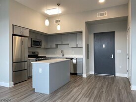 22 Center St in Metuchen, NJ - Building Photo