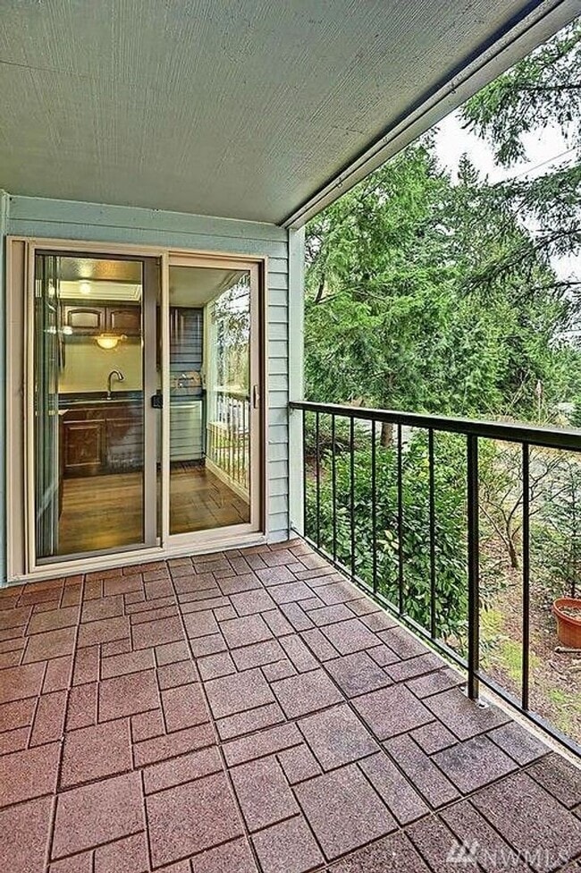 4737 W Lake Sammamish Pkwy SE in Issaquah, WA - Building Photo - Building Photo