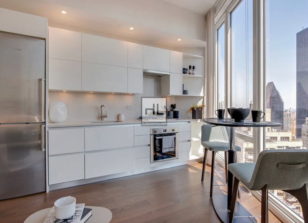 East 44th Street, Unit 28F in New York, NY - Building Photo