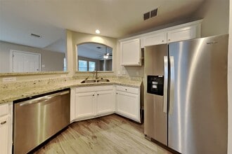 8831 Aberdeen Oaks Dr in Houston, TX - Building Photo - Building Photo