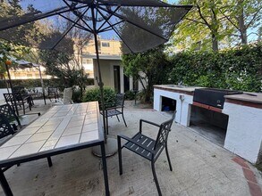 10814-10818 Blix St in Los Angeles, CA - Foto de edificio - Building Photo