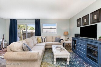 8305 Rosalind Ave in Cape Canaveral, FL - Foto de edificio - Building Photo