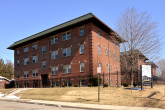 Butler Place in Indianapolis, IN - Foto de edificio - Building Photo