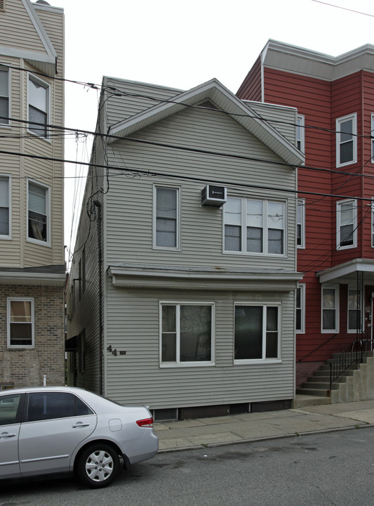 44 E 19th St in Bayonne, NJ - Building Photo