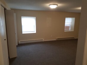 500 W Main St in La Porte City, IA - Building Photo - Building Photo
