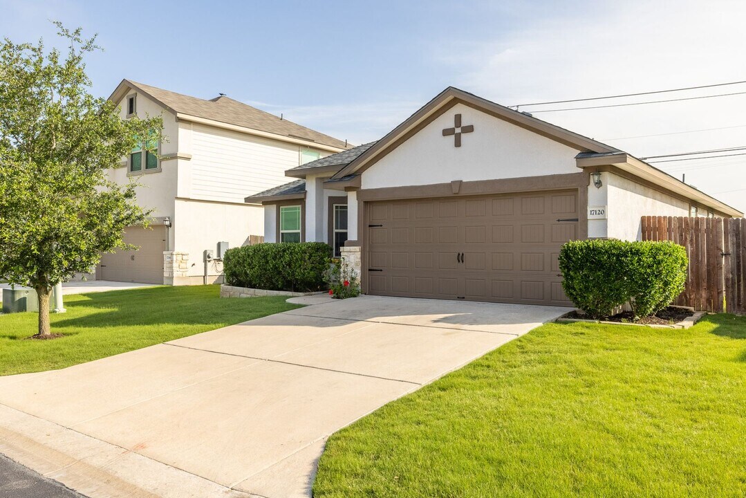 17120 Boecher Ln in Pflugerville, TX - Building Photo