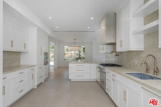2205 Canyonback Rd in Los Angeles, CA - Foto de edificio - Building Photo