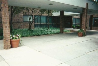 Roberts III Apartments in Detroit, MI - Foto de edificio - Building Photo